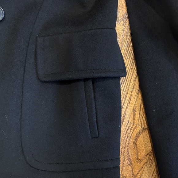 Elegant Black Double-Breasted Peacoat from Loro Piana Wool - Picture 5 of 8